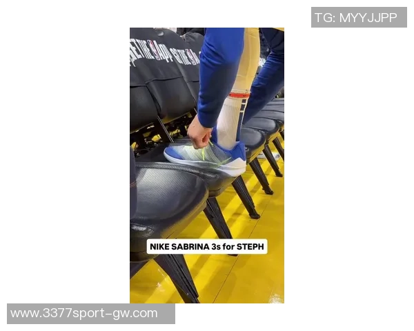 库里热身穿李宁巴特勒3代巴西配色球鞋与球衣完美搭配显清新风格 库里热身穿李宁巴特勒3代巴西配色球鞋与球衣完美搭配显清新风格